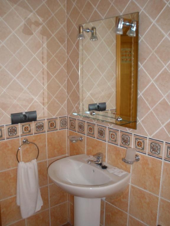 Hotel Restaurante Vinas Viejas Fuentes de Ayodar Bilik gambar